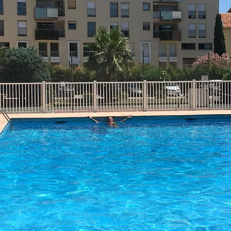 T1 Privee Bien Situe,piscine,tennis,parking * Йер